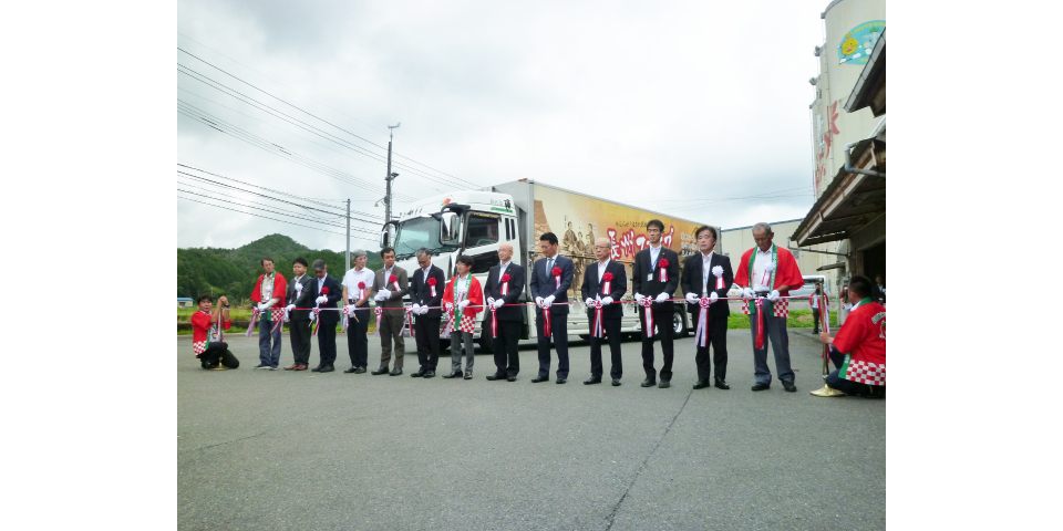 山口あぶトマト出発式のテープカット